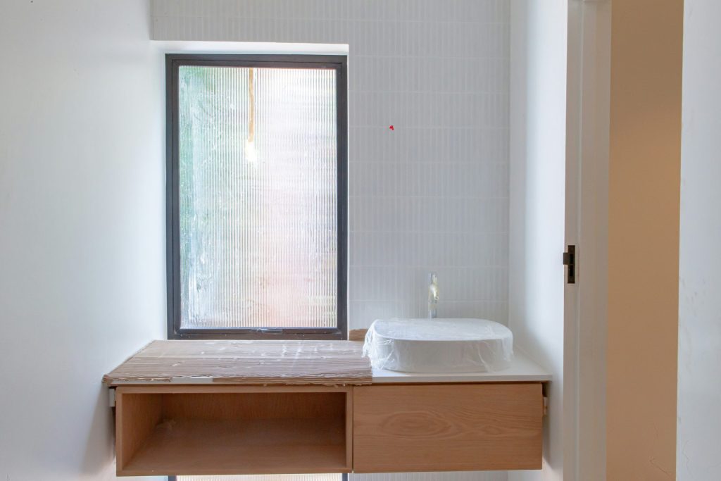 Baño minimalista en construcción